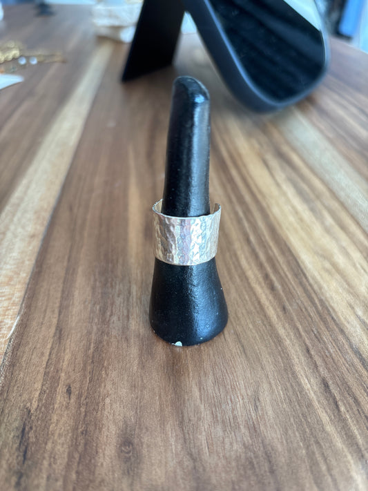 Anillo grueso con cadena atrás