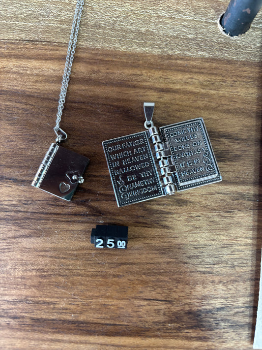 Dije y collar libro